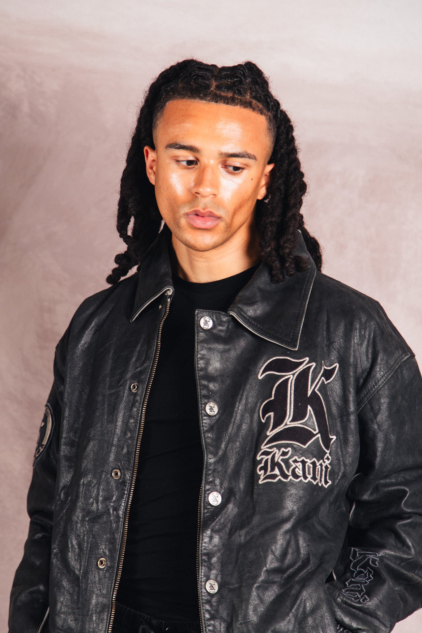 karl kani ライダースジャケット シングル ブラック Karl Kani Logo Embossed Black Leather Varsity Jacket – Vintage