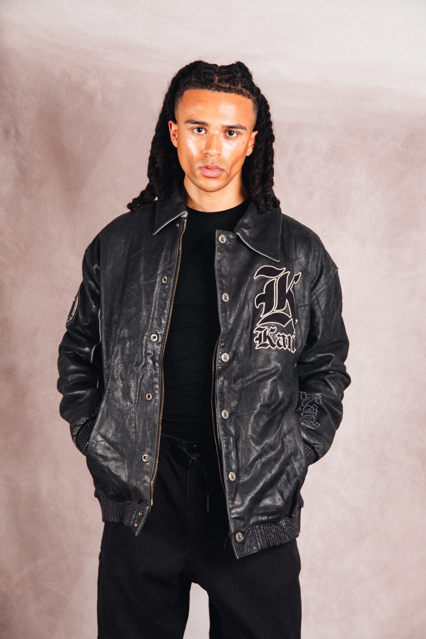 karl kani ライダースジャケット シングル ブラック Karl Kani Logo Embossed Black Leather Varsity Jacket – Vintage